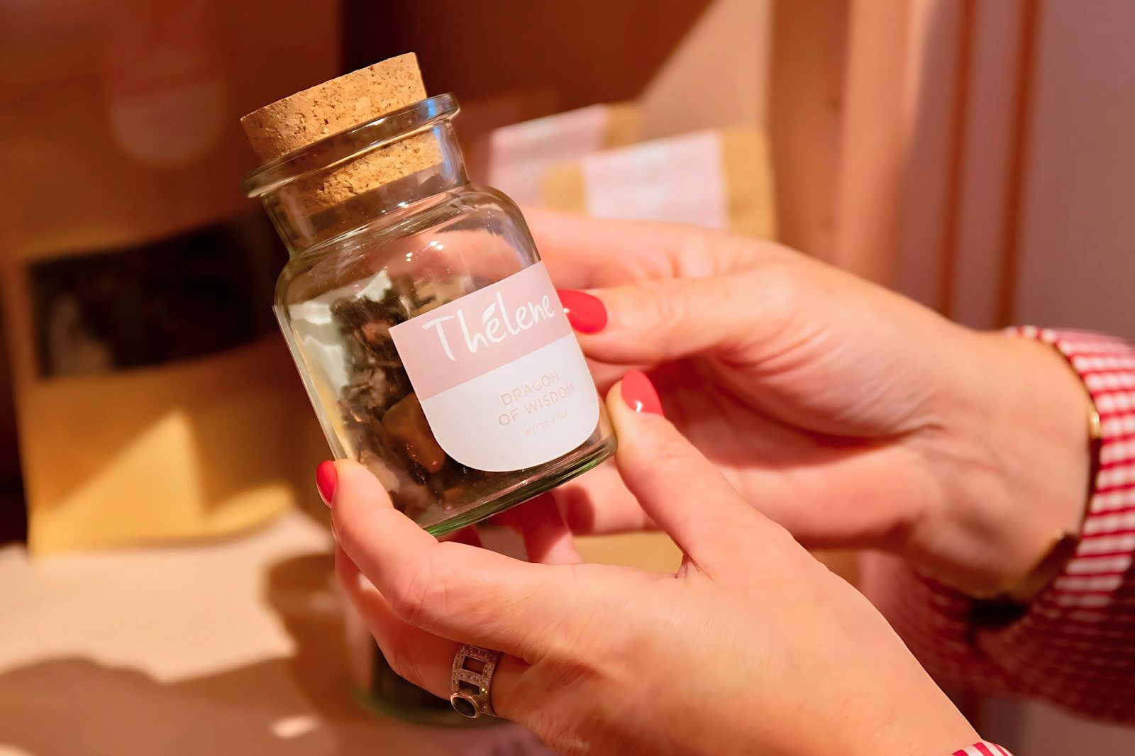 Glazen potje met 'Dragon of Wisdom' witte thee, een thee die bekend staat om zijn bloeddrukverlagende eigenschappen.