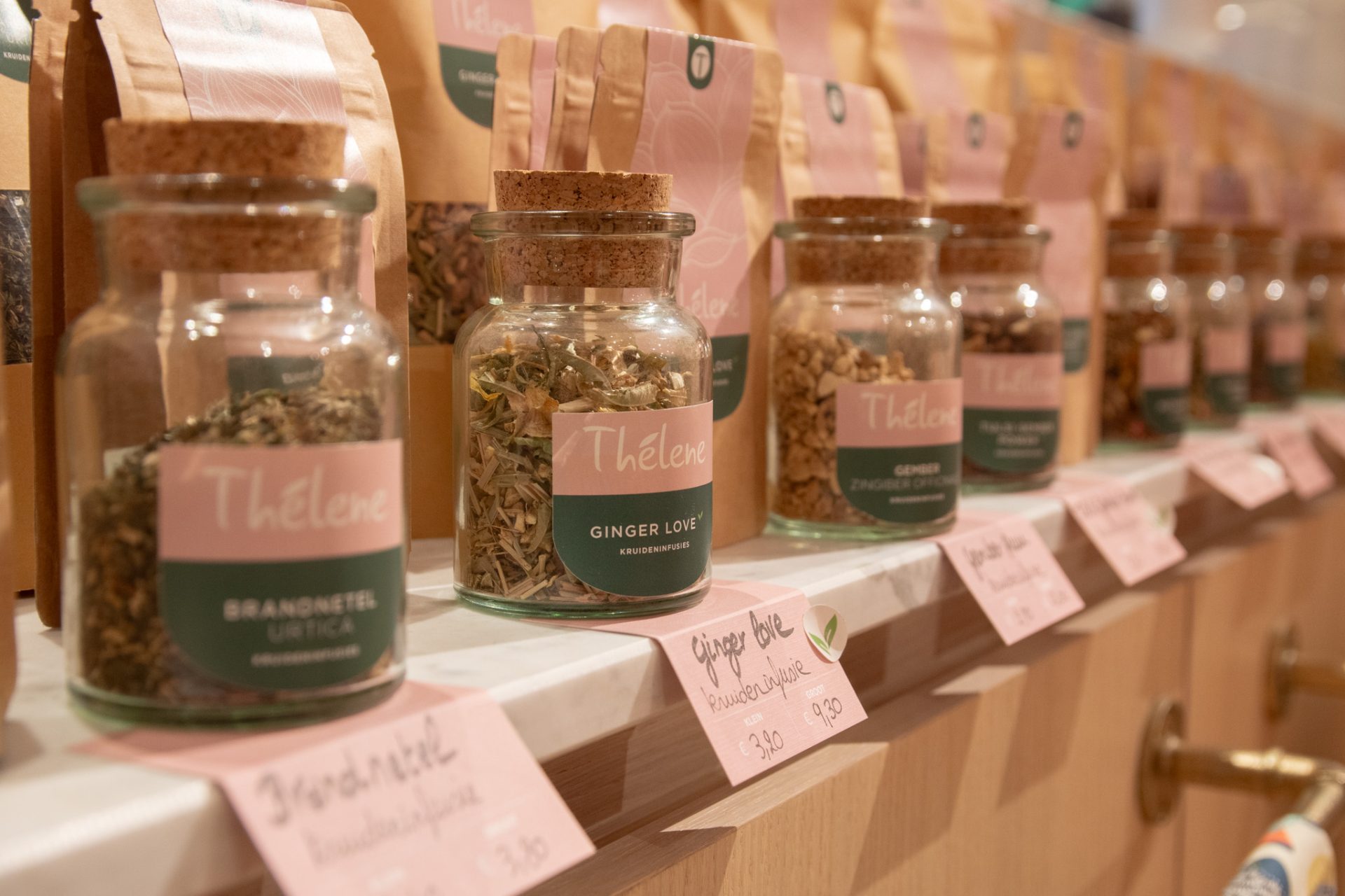 verschillende theesoorten in theepotjes van Thélene