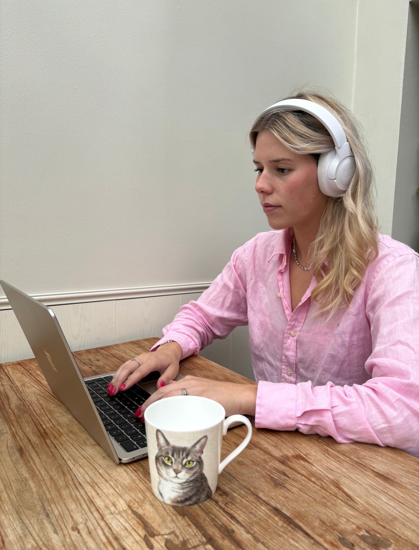 Student die thee drinkt voor haar concentratie tijdens het studeren